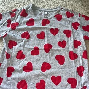 🆕 Old Navy Women’s gray heart cotton print tee sz L